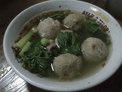 Aih, Sedapnya Semangkuk Bakso Hangat Plus Segelas Es Kelapa Muda!
