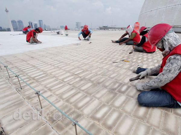 Keramik Atap Masjid Istiqlal Dikelupas