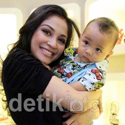 Virnie Ismail Ngabuburit di Mall