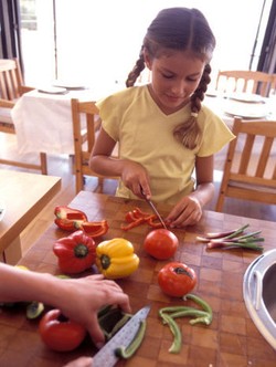 Si Kecil Perlu Diajarkan Memakai Pisau Dengan Aman