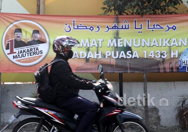 Spanduk Ramadan Beratribut Kampanye Foke
