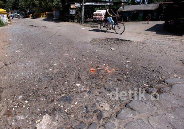 Jalan Bojong Kulur, Bogor Rusak Parah