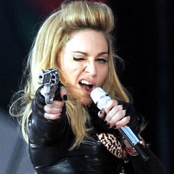 Wow, Madonna Bawa Pistol Saat Manggung di Edinburgh
