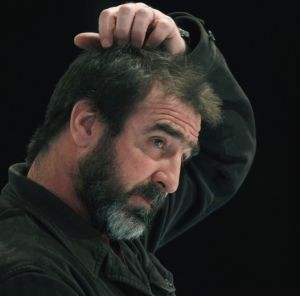 MU Gagal Juara, Cantona Tendang Meja