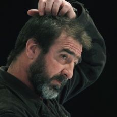 MU Gagal Juara, Cantona Tendang Meja