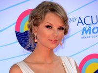 Taylor Swift Tampil Anggun dan Seksi