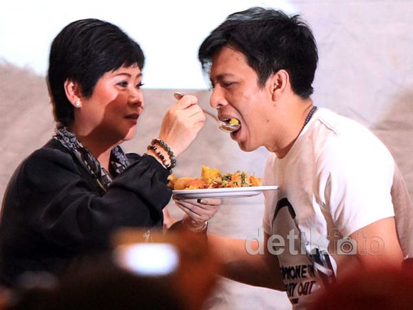 Bebas, Ariel Disuapi Tumpeng