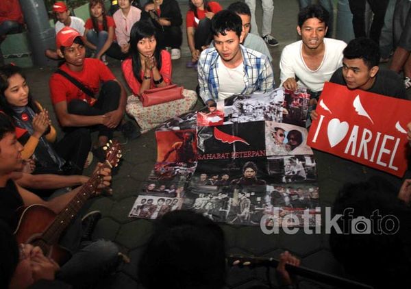 Sahabat Peterpan Bernyanyi di Depan Rutan