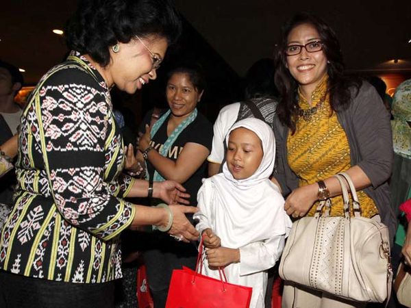 Linda Gumelar & Anak Jalanan Nobar Ambilkan Bulan