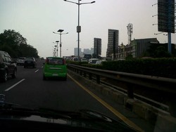 Dahlan Iskan Ngebut 100 Km/Jam Pakai Mobil Listrik di Tol