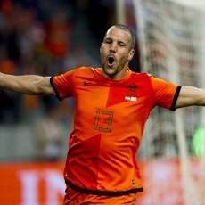 Ron Vlaar Tepis Transfer ke Aston Villa