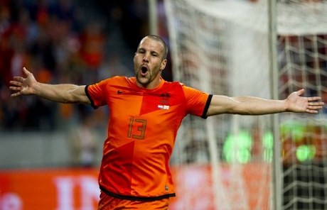 Ron Vlaar Tepis Transfer ke Aston Villa