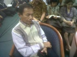  Rangkulan & Ciuman Pipi dari Suami untuk Miranda Gultom