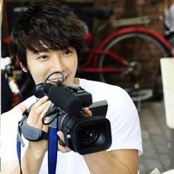 Donghae Jadi Kameraman di Miss Panda and Porcupine