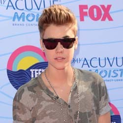 Justin Bieber Bergaya Army Look