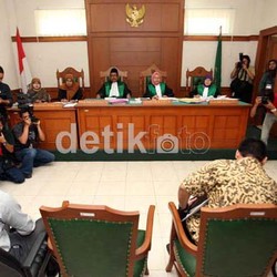 Sidang Cerai Perdana Paramitha Rusady Ditunda