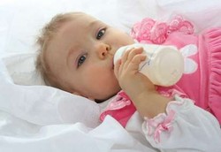 Tanda-tanda Gigi Bayi Rusak Akibat Botol Susu