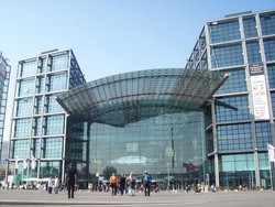 Membandingkan Gambir dan Berlin Hauptbahnhof