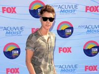 Justin Bieber Bergaya Army Look