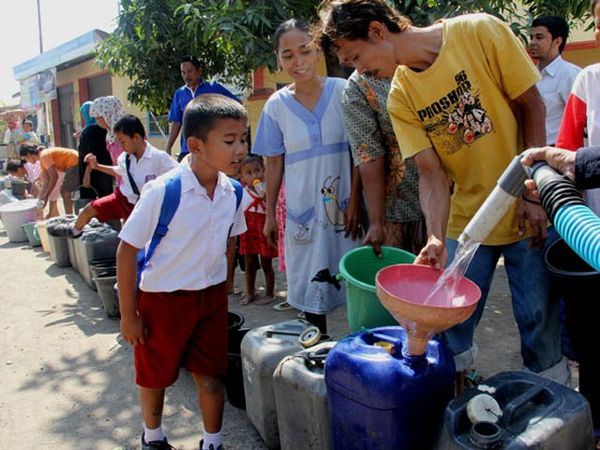 Tegal Kekeringan, Warga Antre Air Bersih