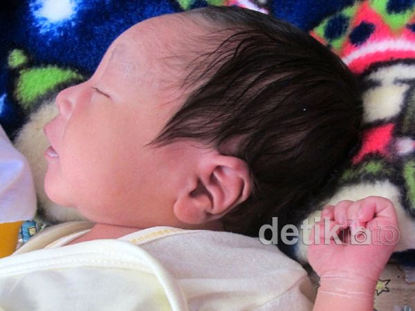 Telinga Bayi Laki-laki Berlafal Allah