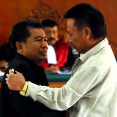 Sistoyo dan Dedi Sugarda pun Berpelukan