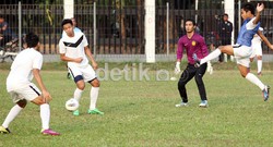 Dari kejauhan pemain-pemain Tim Malaysia Selection tampak antusias mengikuti sesi latihan perdana.
