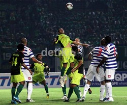 Para pemain QPR dan Persebaya berebut bola dalam laga ujicoba yang digelar di Gelora Bung Tomo (GBT). (Budi Sugiharto/detikcom).