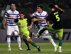 Kaki Dutra menghadang lawan sehingga wasit menjatuhkan hukuman penalti. (Budi Sugiharto/detikcom).