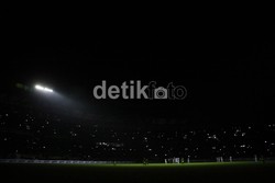 Laga ujicoba itu sendiri turut diwarnai padamnya lampu stadion. (Budi Sugiharto/detikcom).