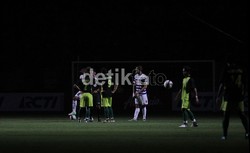 Para pemain bercanda di tengah lapangan saat lampu padam. (Budi Sugiharto/detikcom).