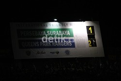 Papan skor stadion masih menggunakan tenaga manusia untuk mengganti angka skor. (Budi Sugiharto/detikcom).