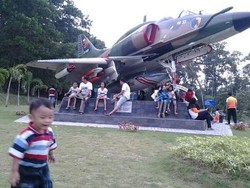 Asyiknya Ngabuburit di Tugu Pesawat Tempur Sky Hawk