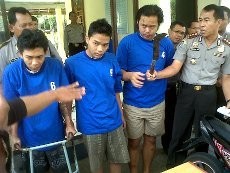 Polisi Terluka Parah Dimartil Preman karena Tak Beri Rokok