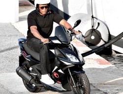 Dr Dre Pakai Skuter Kymco