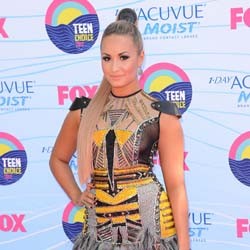 Gaya Futuristik Demi Lovato