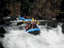 7 Air Terjun Dahsyat di Tengah Jeram Sungai Pekalen