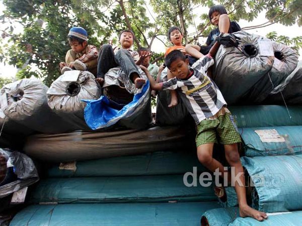 Keceriaan Anak-anak Pinggiran Saat Bermain