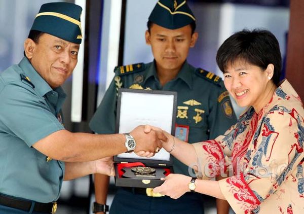 Putra Prajurit TNI AL Berprestasi Terima Beasiswa