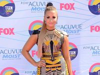 Gaya Futuristik Demi Lovato