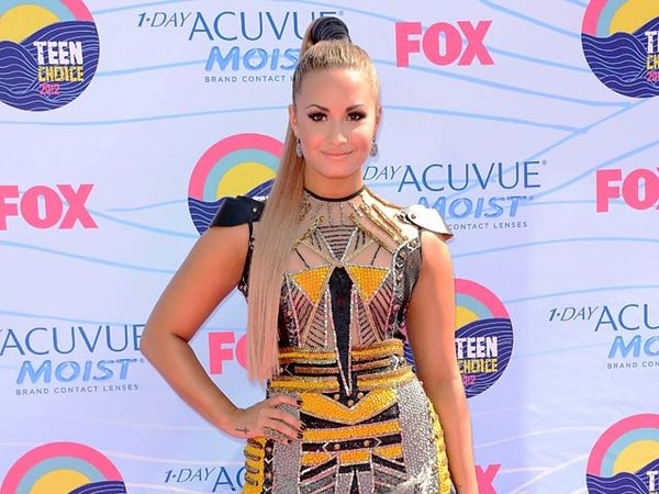 Gaya Futuristik Demi Lovato