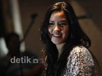 Senyum Manis Raisa
