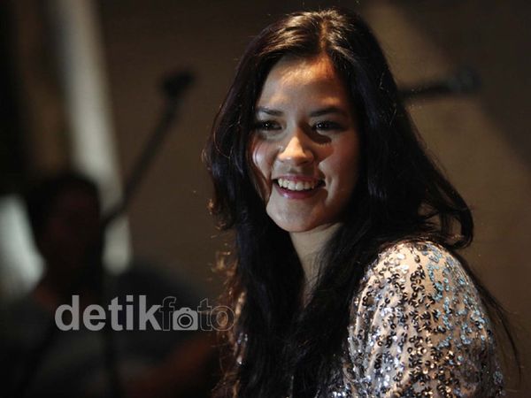 Senyum Manis Raisa