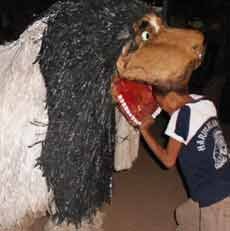 Jaga Tradisi Ramadan, Tiga Bocah Disantap Macan Goyang