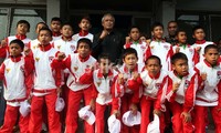Pemain SSB Imran Soccer Academy (ISA), melakukan foto bersama Ketua Umum PSSI Djohar Arifin Hussin di halaman depan Kantor PSSI Senayan, Jakarta.