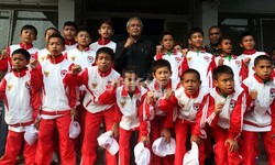 Pemain SSB Imran Soccer Academy (ISA), melakukan foto bersama Ketua Umum PSSI Djohar Arifin Hussin di halaman depan Kantor PSSI Senayan, Jakarta.