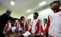 Para pemain menyalami Ketua Umum PSSI Djohar Arifin Hussin (kiri). Ajang Piala Dunia U-12 yang bertajuk MBC Busan 2012, di helat pada tanggal 26-30 Juli 2012 mendatang, dan diikuti oleh 11 yang dibagi dalam 3 Grup.