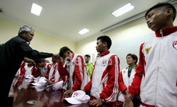 Para pemain menyalami Ketua Umum PSSI Djohar Arifin Hussin (kiri). Ajang Piala Dunia U-12 yang bertajuk MBC Busan 2012, di helat pada tanggal 26-30 Juli 2012 mendatang, dan diikuti oleh 11 yang dibagi dalam 3 Grup.