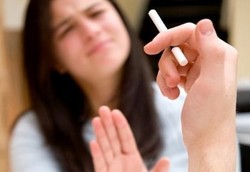 Tips Agar Nggak Kepikiran Merokok Lagi Saat Buka Puasa