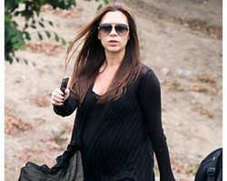 Tampil Stylish Saat Hamil Ala Victoria Beckham 